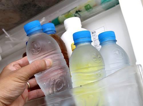 Uống nước lạnh sau ăn sẽ làm đông đặc các chất dầu mỡ khi bạn mới ăn, làm cho quá trình tiêu hóa chậm đi