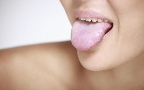 Màu trắng sữa ở lưỡi rất có thể bạn bị nhiễm nấm men. Ảnh minh họa