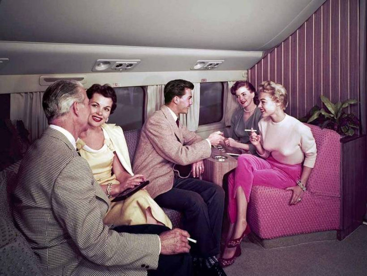 Trước đây, hút thuốc lá trên máy bay không bị cấm. 