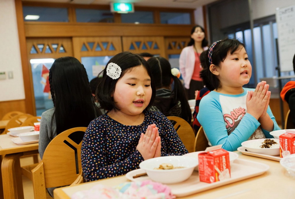 Những bài học lớn từ bữa trưa nhỏ của trẻ em Nhật Bản
