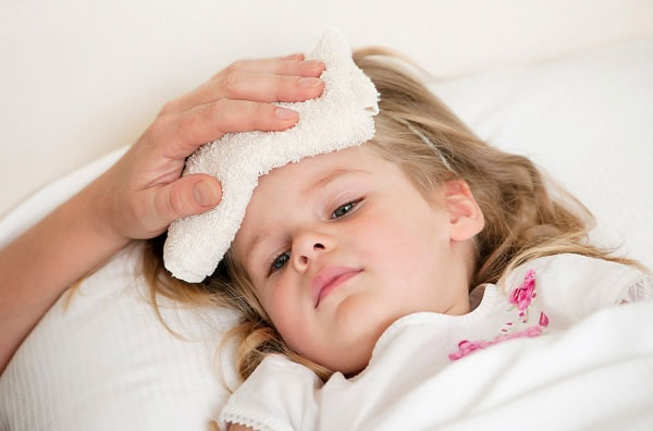 10 nguyên tắc mẹ cần nhớ khi trẻ bị sốt - 2