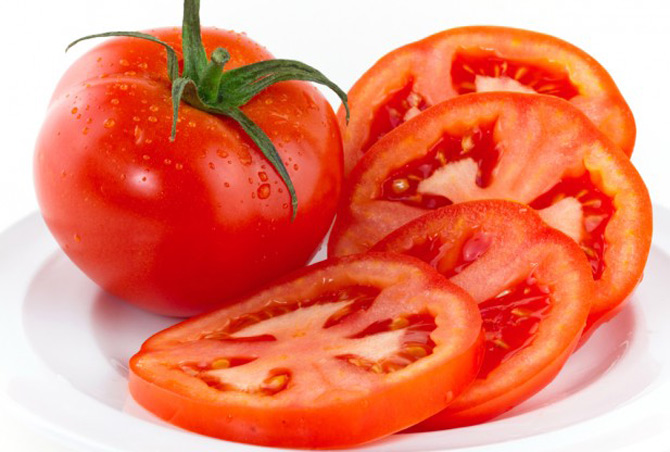 Tẩy ria mép hiệu quả bằng cà chua