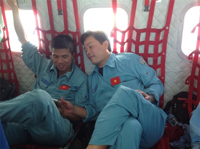 Trung uý Lê Đức Lam (bên trái) và đồng đội trên một chuyến bay. Ảnh tư liệu.