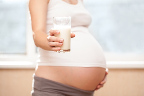 Mẹ bầu nên uống sữa dê hay sữa bò?