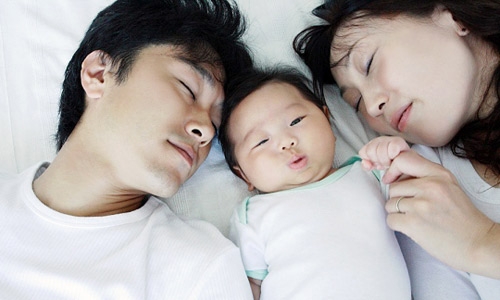 8 lợi ích bất ngờ khi bé ngủ chung giường với bố mẹ