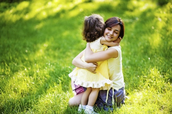 Bố mẹ thể hiện tình cảm cũng là một cách giúp trẻ phát triển trí tuệ.