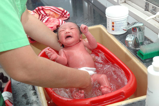 Đối với trẻ đang bị rôm sảy, việc tắm chanh sẽ gây hại cho da trẻ.