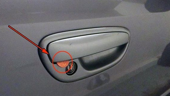 Nếu thấy đồng xu trên tay nắm cửa xe, bạn có thể đang gặp nguy hiểm