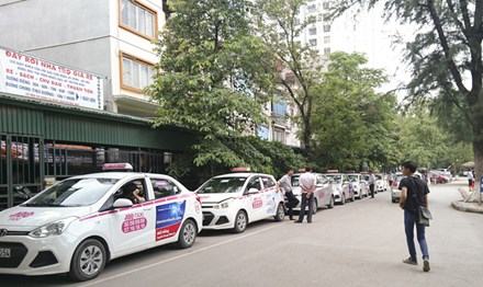 Hãng xe taxi ABC độc quyền được xếp hàng chờ khách trong Bệnh viện Nhi Trung ương (ảnh chụp chiều 8/7).