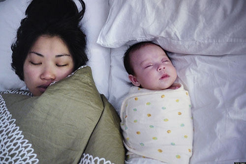 8 lợi ích bất ngờ khi bé ngủ chung giường với bố mẹ 2