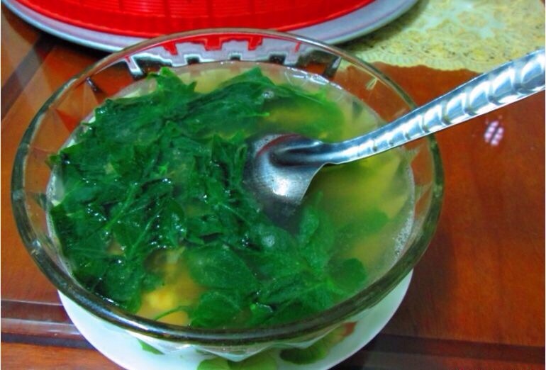 Một số địa phương ở Việt Nam dùng lá bìm bịp nấu thành món canh hàng ngày