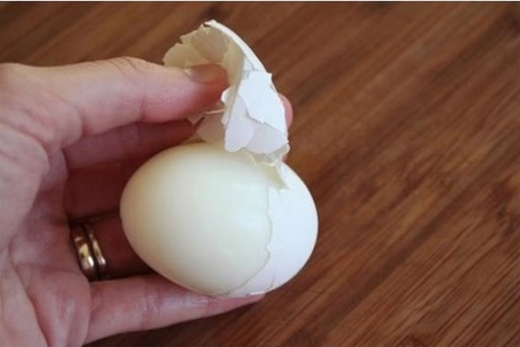 Để bóc vỏ trứng dễ dàng hơn?