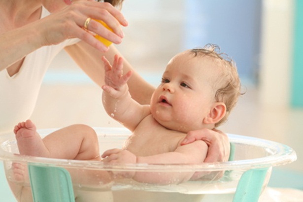 Những sai lầm mẹ nào cũng mắc phải khi tắm chanh cho bé