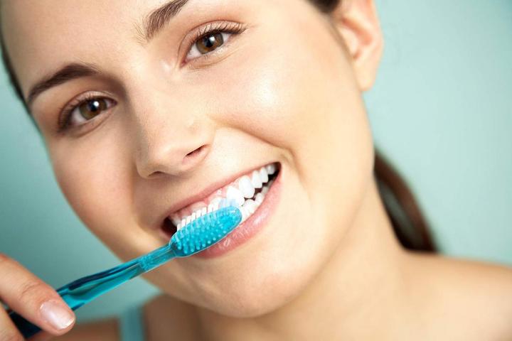 Cách làm trắng răng cấp tốc đơn giản là luôn chải răng sau mỗi bữa ăn