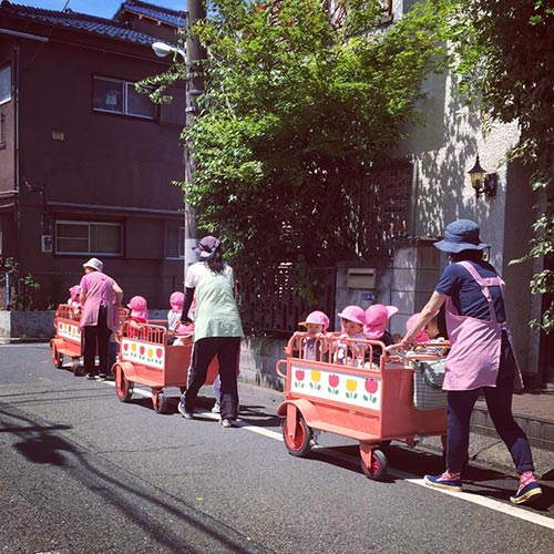 Chiếc xe đẩy đặc trưng của các trường mẫu giáo Nhật 