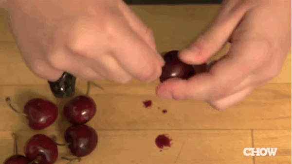 Dùng 1 chiếc ghim giấy để lấy hạt cherry
