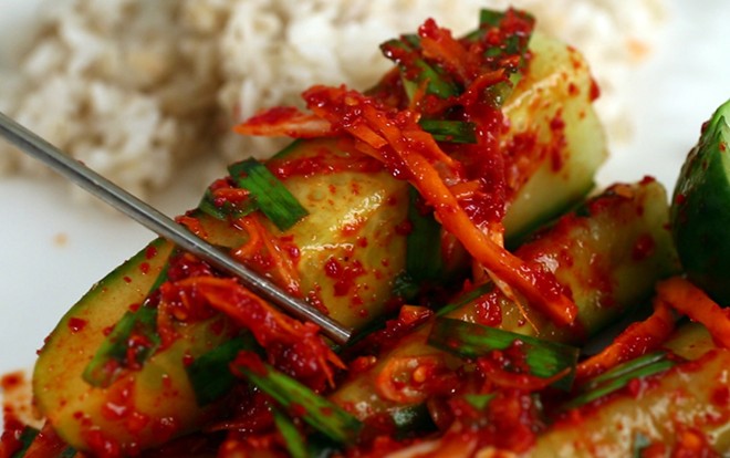 Ăn kimchi dưa chuột với cả thịt nướng nữa thì chuẩn rồi!