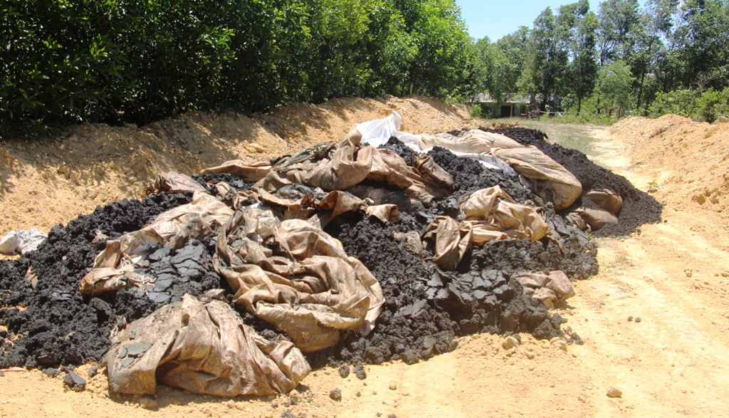 Cơ quan chức năng phát hiện khoảng 100 tấn chất thải của Formosa chôn lấp trái phép Ảnh CTV
