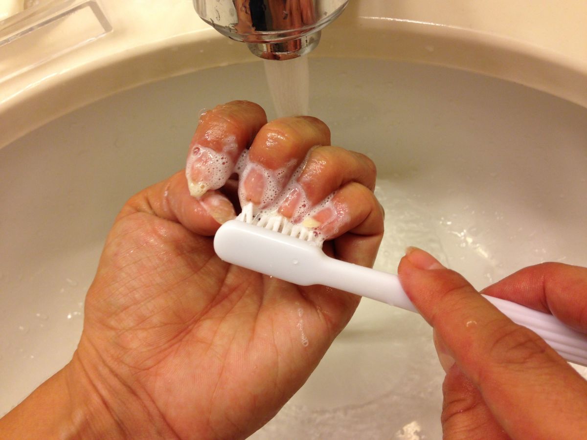 Dùng kem đánh răng có thể tẩy sơn móng tay