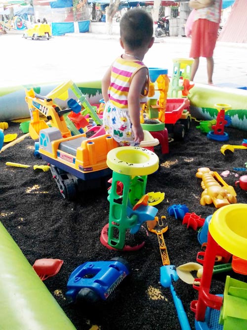 Xúc cát (cát giả, làm từ hạt muồng muồng) là trò chơi khá phổ biến ở các khu vui chơi, giải trí hiện nay và được rất nhiều trẻ em ưa thích (Ảnh minh họa: Minh Châu)