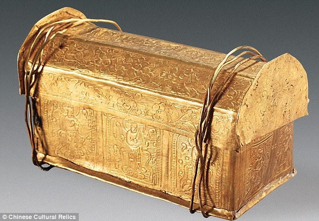 Rương vàng được tìm thấy trong ngôi mộ.