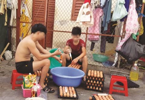 Cảnh chế biến trứng gà nướng mất vệ sinh trong một con hẻm trên đường Nguyễn Kiệm (Q.Gò Vấp).