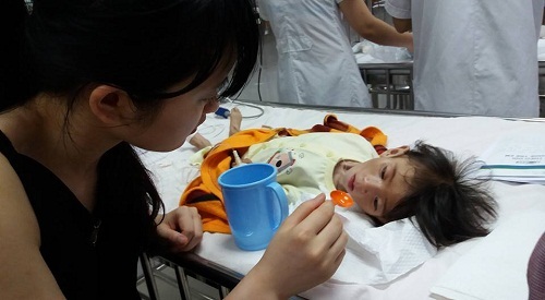 Những hình ảnh đầu tiên khi cháu Yến Nhi được mẹ nuôi Thanh Tâm chăm sóc ở BV Nhi Trung ương. 