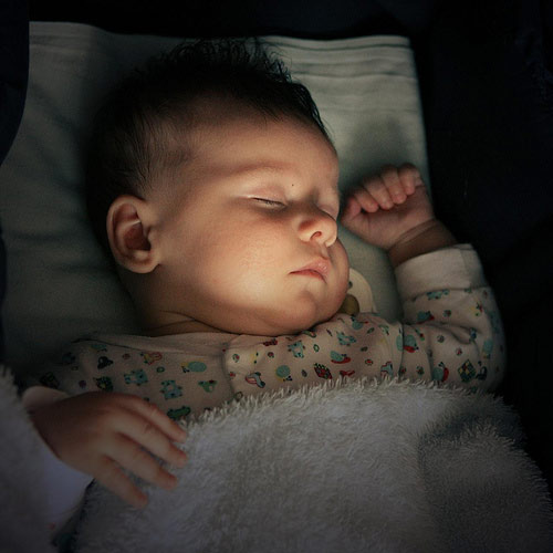 Tác hại của đèn ngủ đối với trẻ sơ sinh và trẻ nhỏ sẽ khiến nhiều chị em phải giật mình.