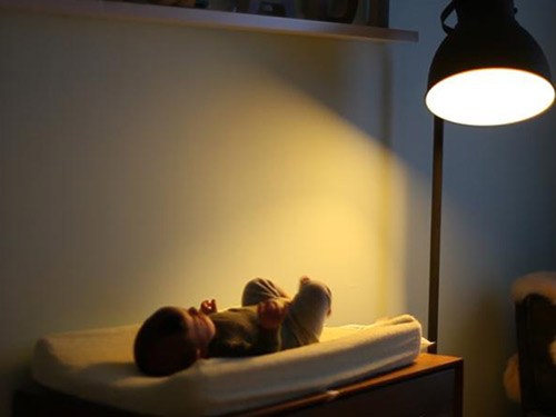 Bật đèn cho con khỉ ngủ ban đêm là cách chăm sóc trẻ sơ sinh chưa đúng của nhiều chị em 