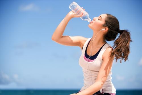 Uống nước đầy đủ, để cung cấp lượng nước cần thiết cho cơ thể 
