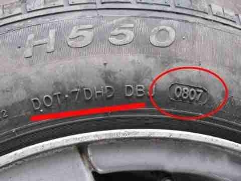 Lốp xe ở hình trên khắc 4 số: 0807. Nghĩa là lốp xe được sản xuất vào năm 2007, ở tuần thứ 8 (tức tháng 2).