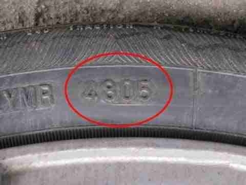 Tương tự, lốp xe này có 4 chữ số 4805 - nghĩa là lốp xe được sản xuất vào năm 2005, tuần thứ 48 (tức cuối tháng 11- đầu tháng 12).