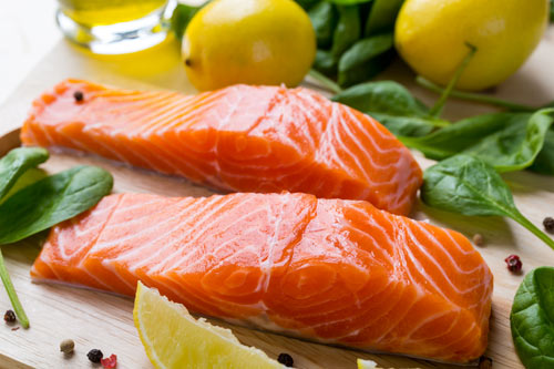 Vitamin D có trong thịt cá hồi sẽ giúp cho khả năng hấp thụ canxi của bé tốt hơn.