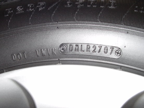 Ở lốp xe này là 4 chữ số 2707 - tương đương sản xuất vào tuần thứ 27 của năm 2007, tức tháng 7/2007