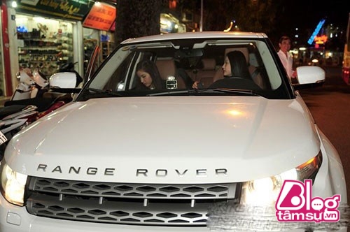 Hương Baby vô cùng thích ô tô. Cô từng sở hữu một chiếc Range Rover với giá khủng bằng chính số tiền mình kiếm được