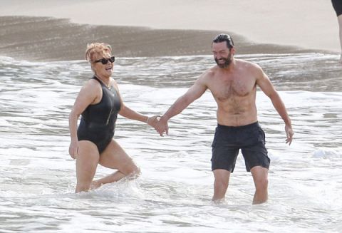 Hugh Jackman và bà xã nô đùa trên hòn đảo ở Caribbe trong kỳ nghỉ kỷ niệm 20 năm ngày cưới