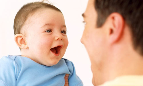 Trẻ sớm biết cười và hay cười là dấu hiệu cho thấy trẻ thông minh (Ảnh minh họa - Nguồn: Internet)