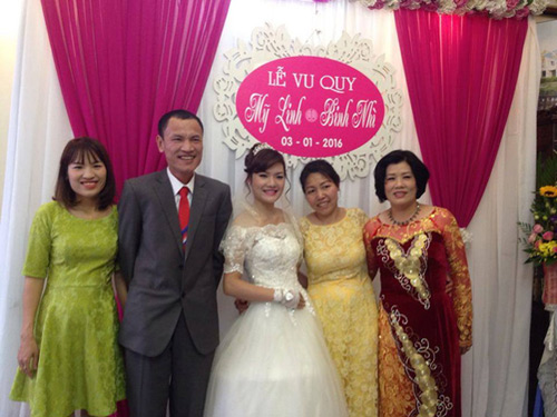 Gia đình của Tú Ngọc trong đám cưới của em gái.