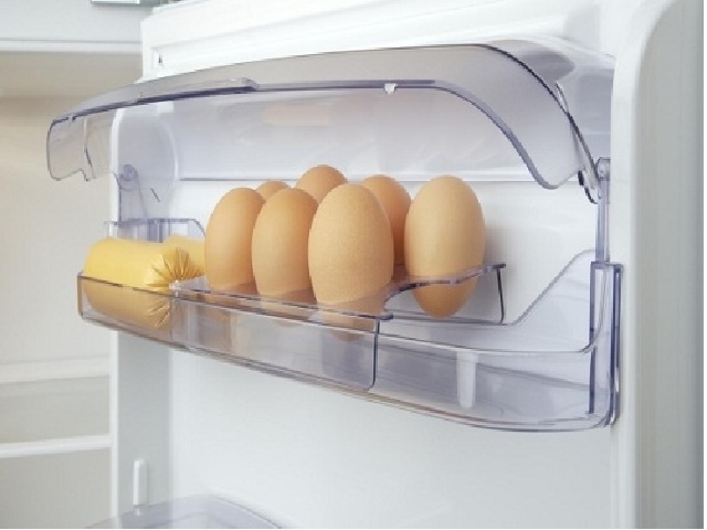 Có 2 quan điểm đối lập về việc có nên bỏ trứng trong tủ lạnh hay không - Ảnh minh họa